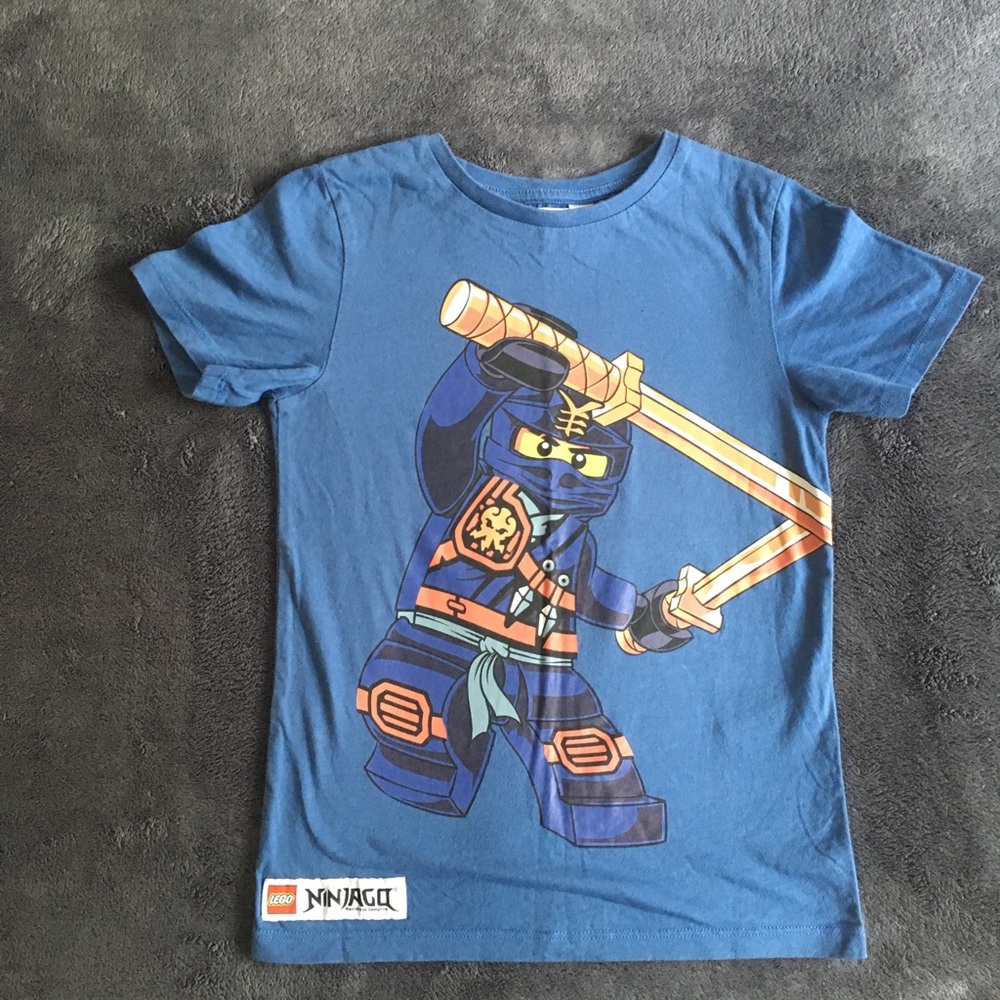 1 set of t- shirts
